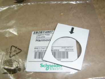 ZB2 BY4907 Unterlegeschild weiß, schwarz graviert Pfeil