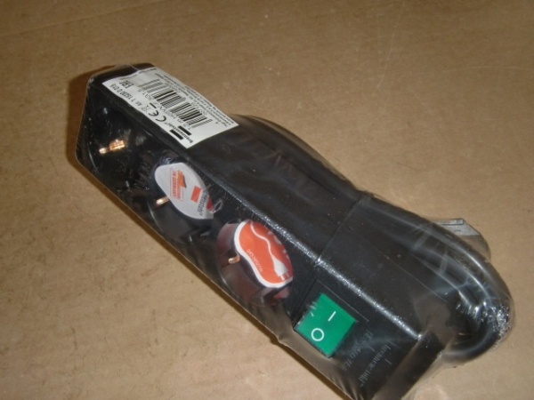 1 15230 0 015 Schuko.-Steckdosenleiste 3-fach mit Schalter und Zuleitung 3x1,5qmm, Länge 1,55m, schwarz