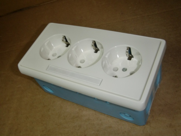 31280 KSE/50-3 Kanaleinbau-Schuko-Steckdose 3-fach alpinweiß RAL 9010