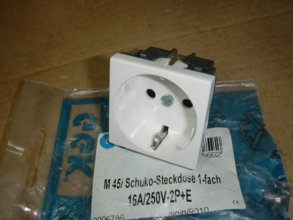 6786 Modul 45-1 Schuko-Steckdose 1-fach alpinweiß RAL 9010