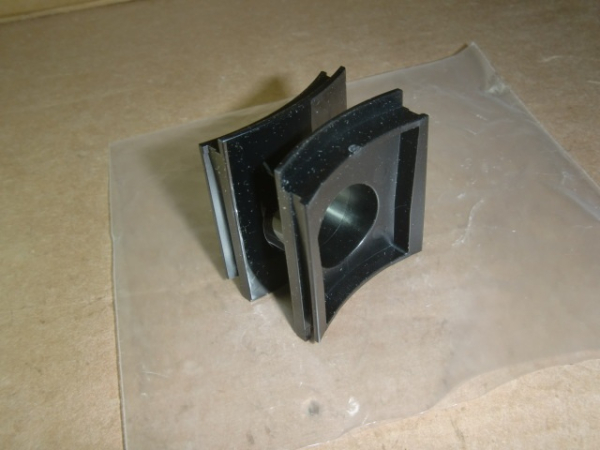 0013 055 Studio schwarz glänzend Verbindungsstück für AP-Gehäuse