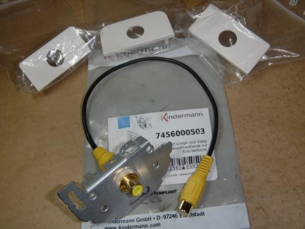 Konnect design click Video (Chinch) UP-Halb-Einsatz und Kabelpeitsche mit Halb-Zentralplatte