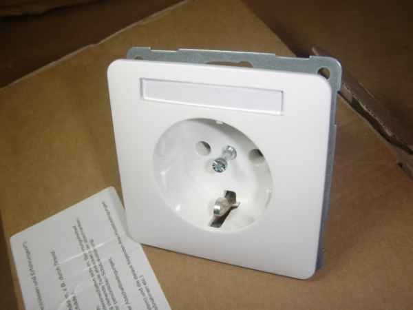 D 80.6511.02 Na Standard reinweiß UP-Schuko-Steckdose mit Zentralplatte mit Schriftfeld