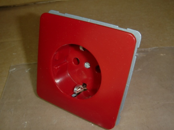 D 80.6511 ROT Standard rot UP-Schuko-Steckdose mit Zentralplatte