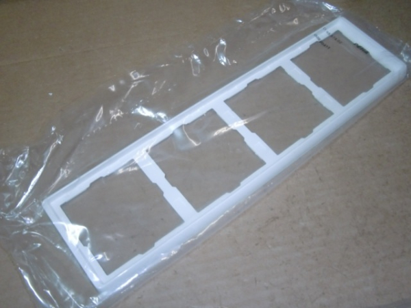 D 95.574.02 DIALOG reinweiß Rahmen 4-fach