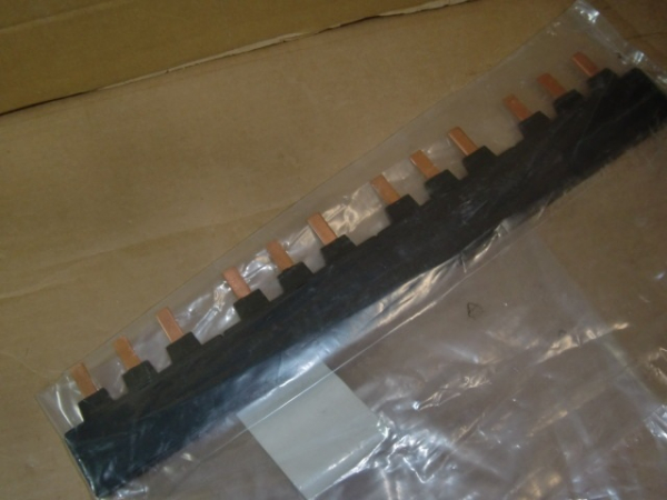 49863 Kammschiene 3-polig für 4 Schalter ISFT 100