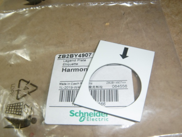 ZB2 BY4907 Unterlegeschild weiß, schwarz graviert Pfeil